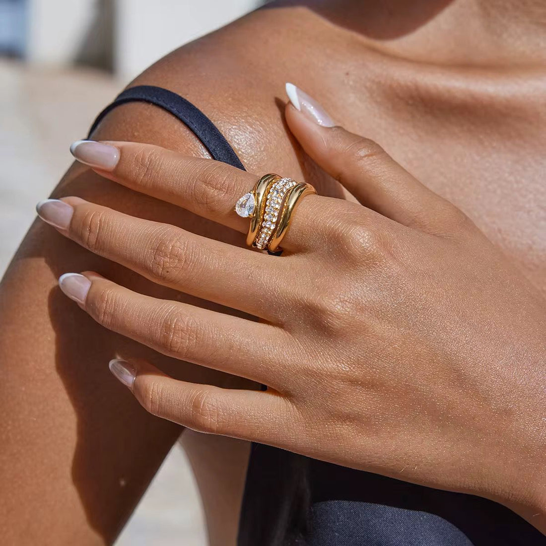 Elegant gold ring with zircon for her 