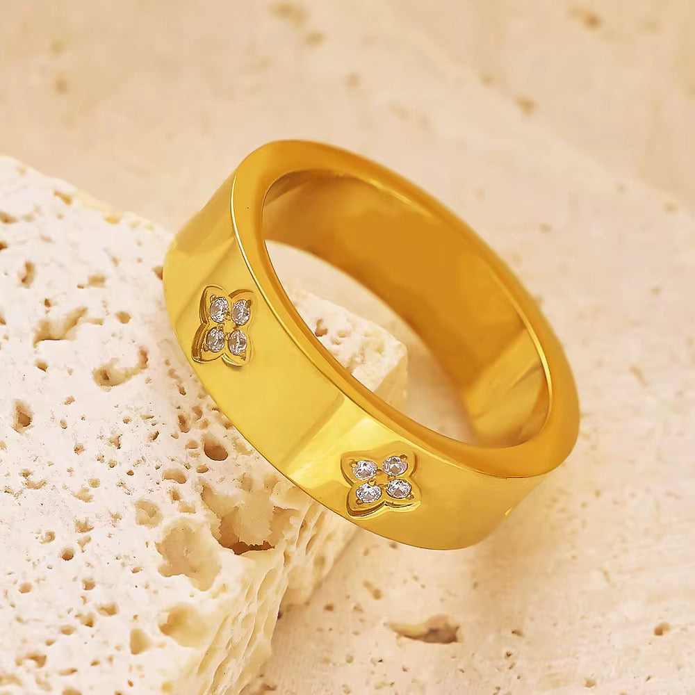 LARA CLOVER RING