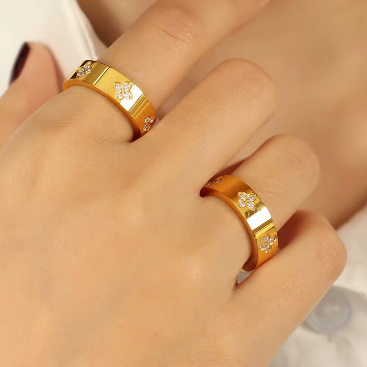 LARA CLOVER RING