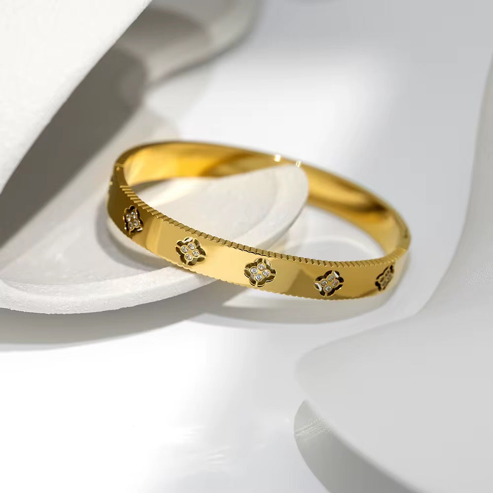 THEODORA CLOVER BANGLE
