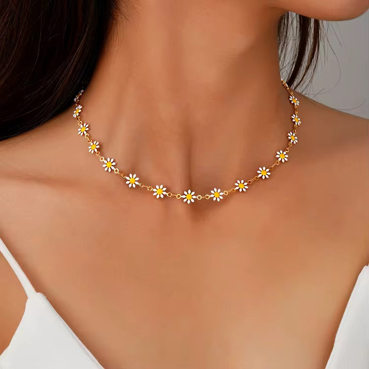 WHITE DAISY NECKLACE