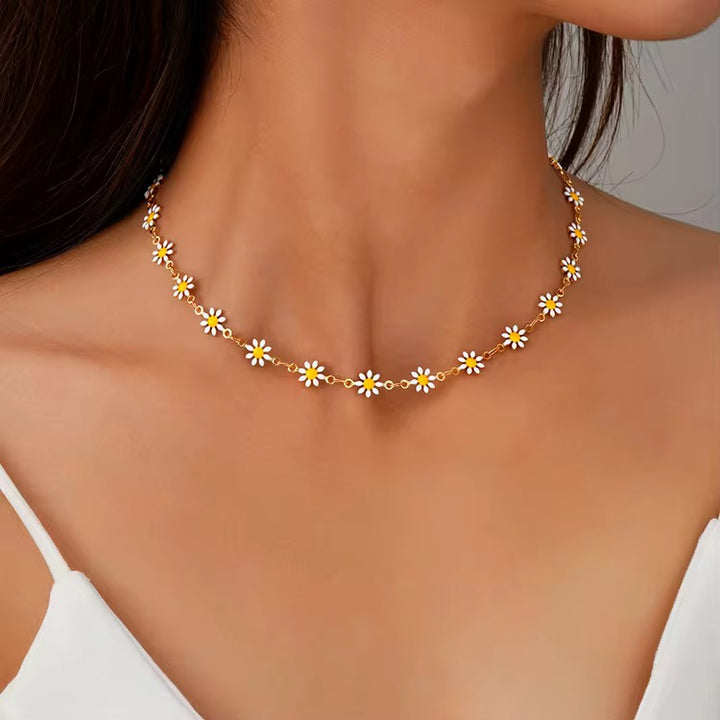 WHITE DAISY NECKLACE