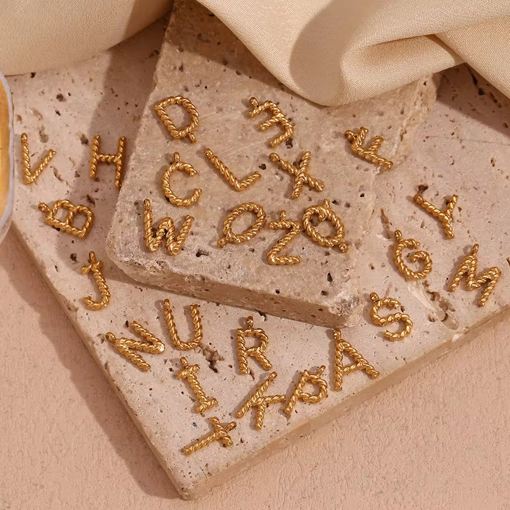 GEDRAAIDE LETTER CHARM