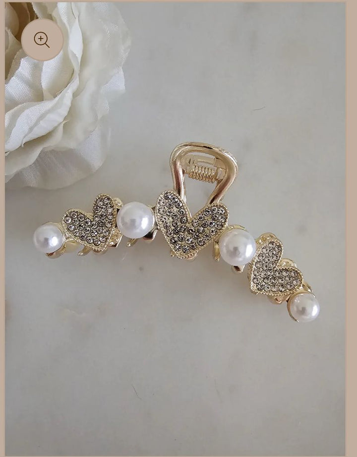LOVE PEARL HAIR CLAW