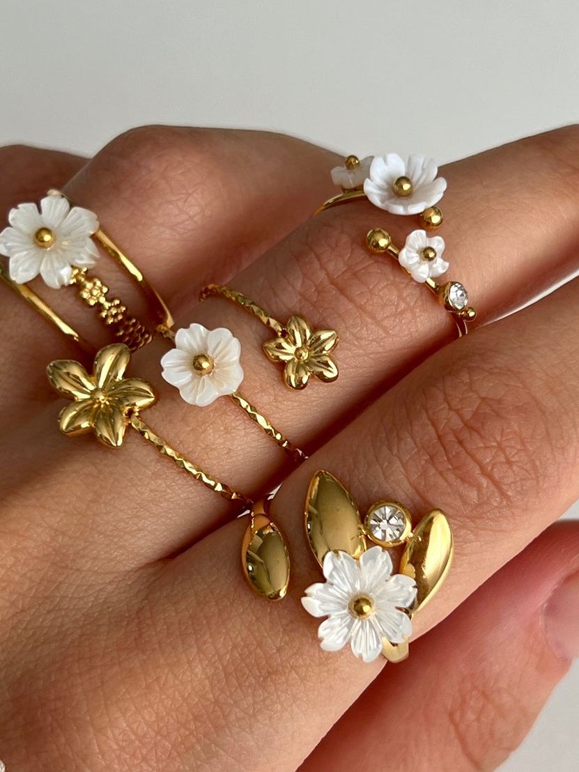 Trendy gold rings for her