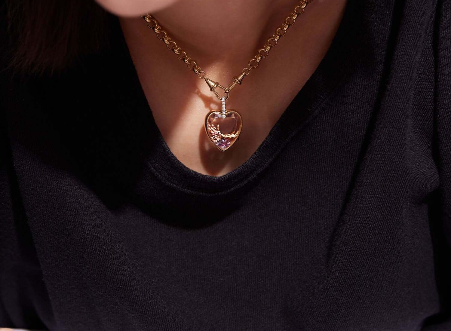 RODE PAREL HART ZIRCON HANGER MET KETTING