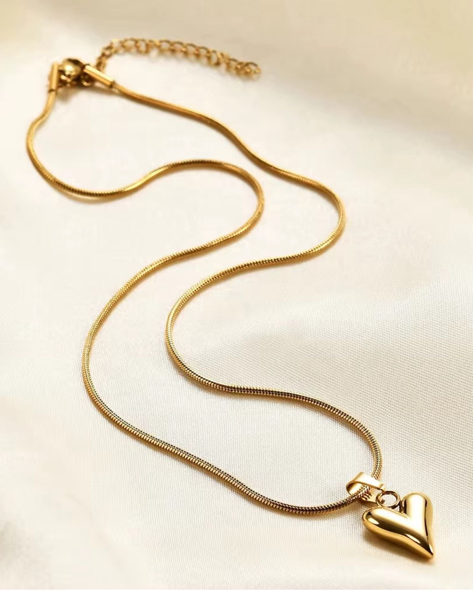 GOLD HEART CHARM NECKLACE