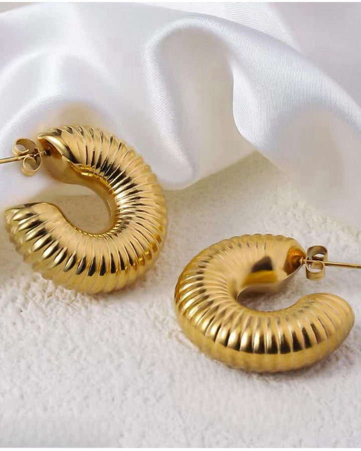 THREAD HOOP EARRING