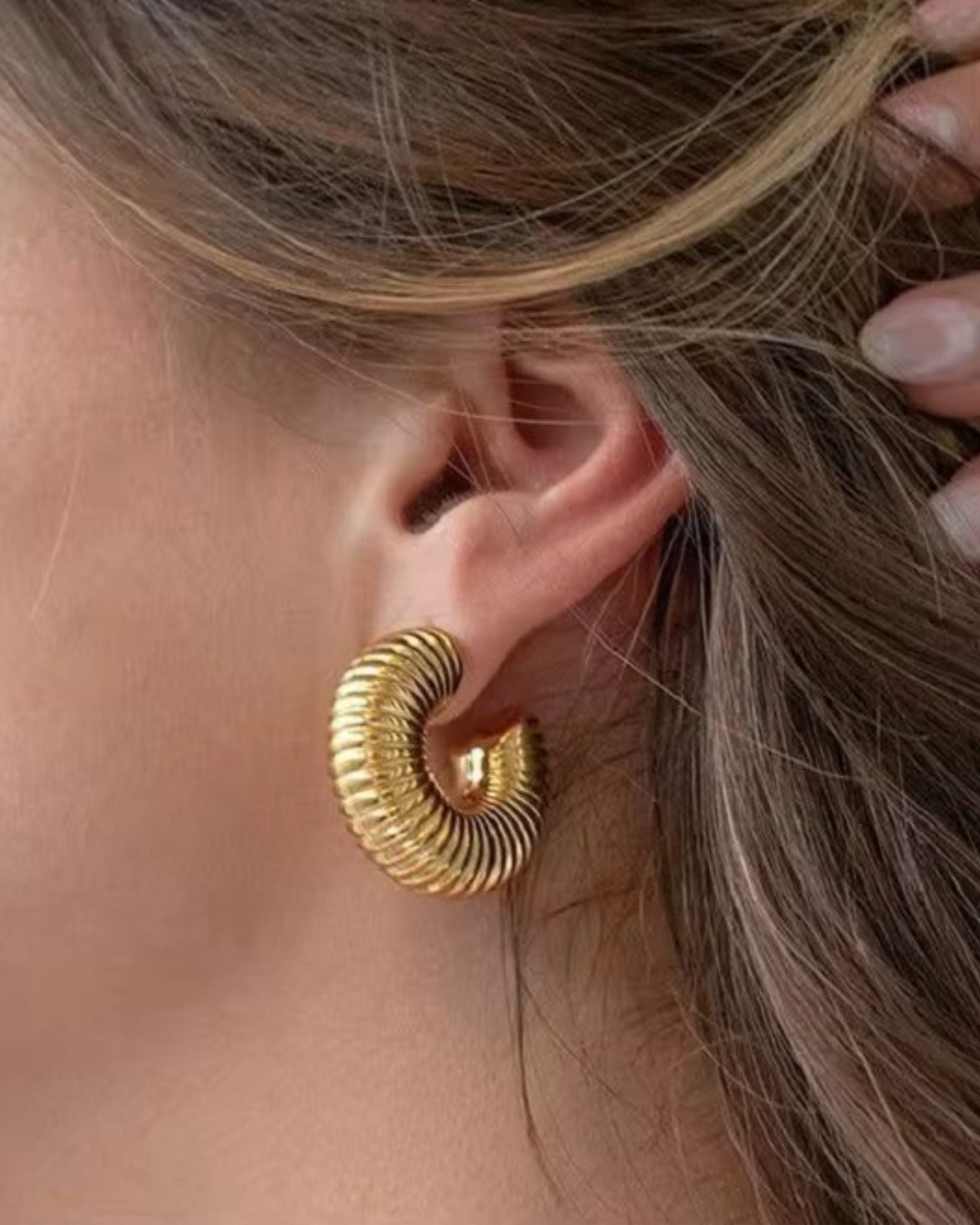 THREAD HOOP EARRING