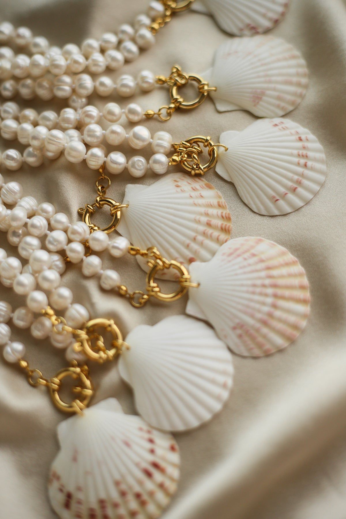 WHITE SHELL PEARL NECKLACE