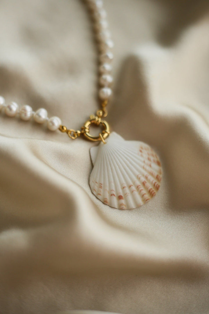 WHITE SHELL PEARL NECKLACE