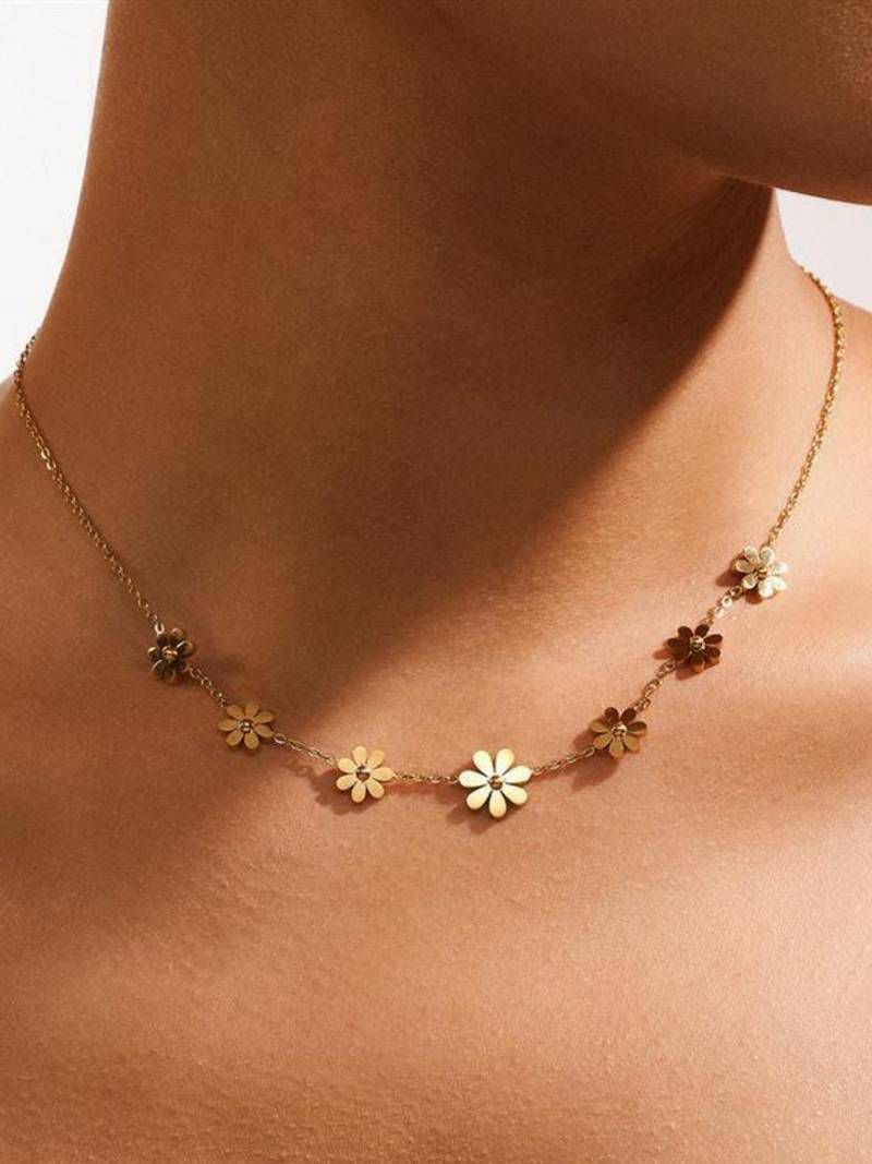 PELINA FLOWER NECKLACE