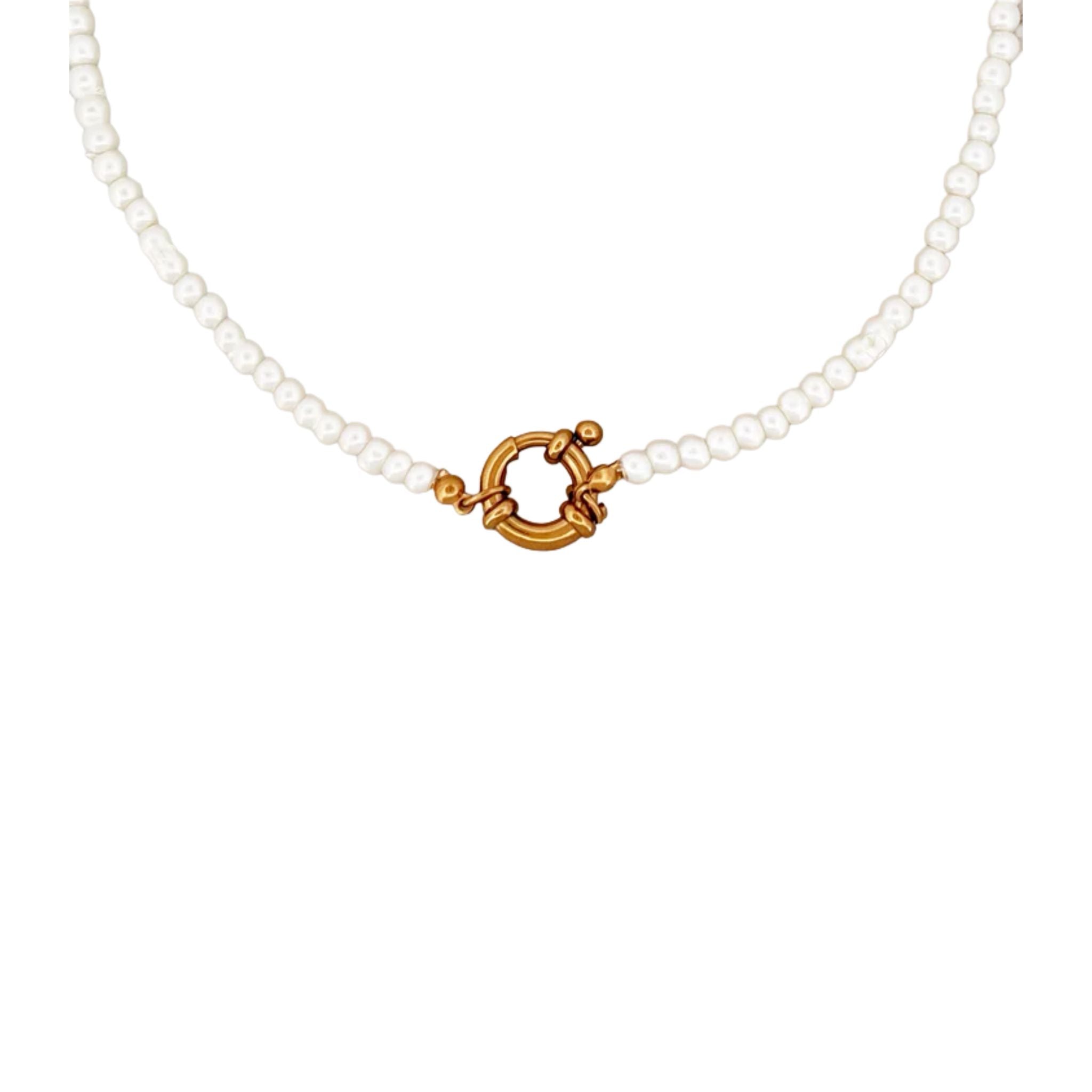 Trendy pearl necklace for her