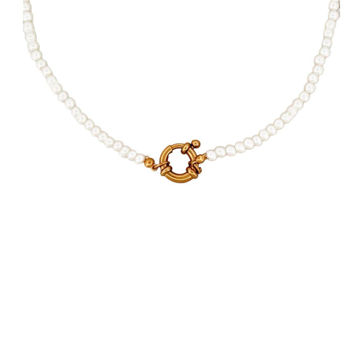 Trendy pearl necklace for her