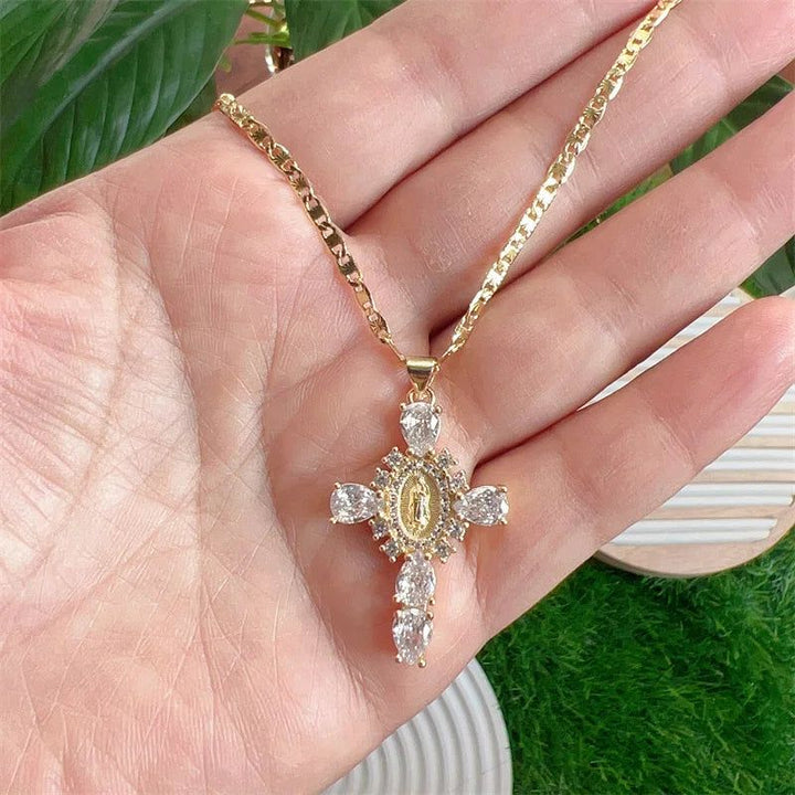 Stylish gold necklace with pendant for her