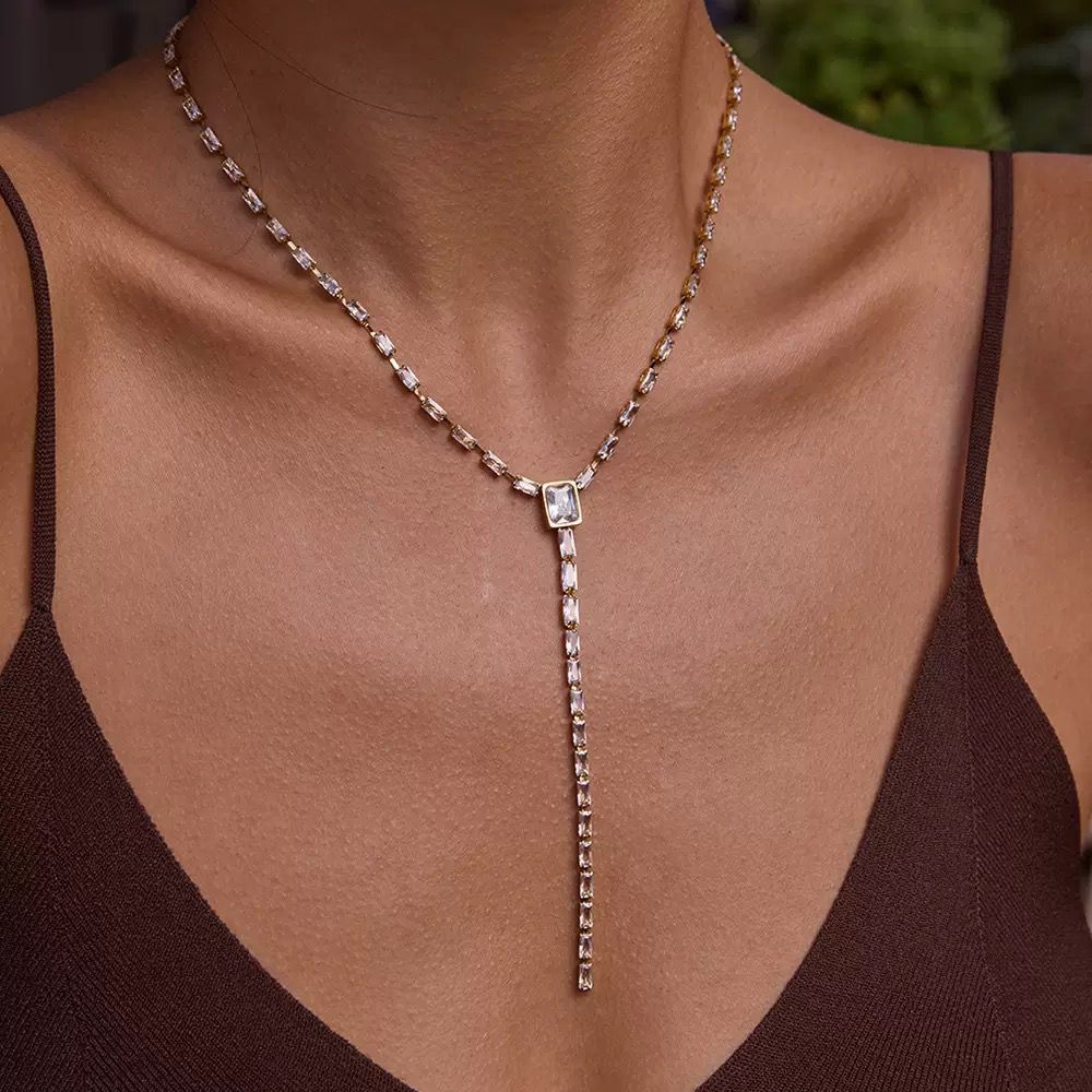 Long necklace with a central pendant for her