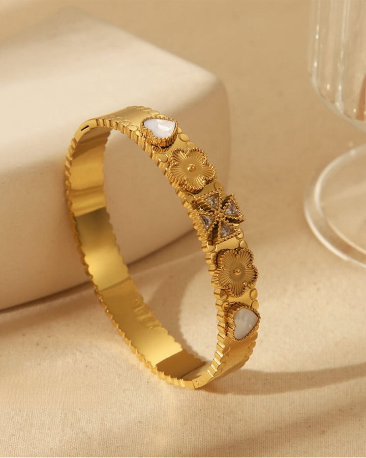 Trendy design gold bracelet for her
