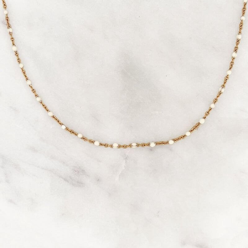 Necklace with gold chain and small pearls for her