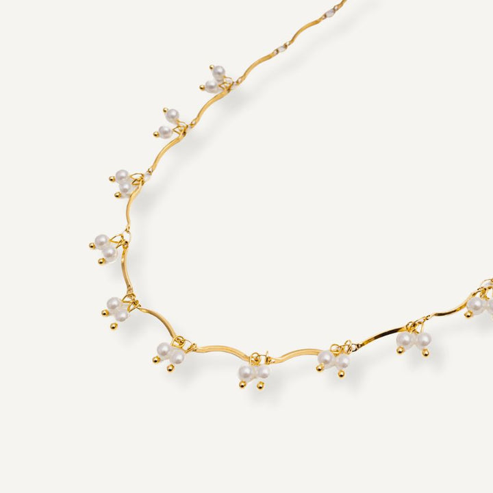 Elegant gold necklace for her 