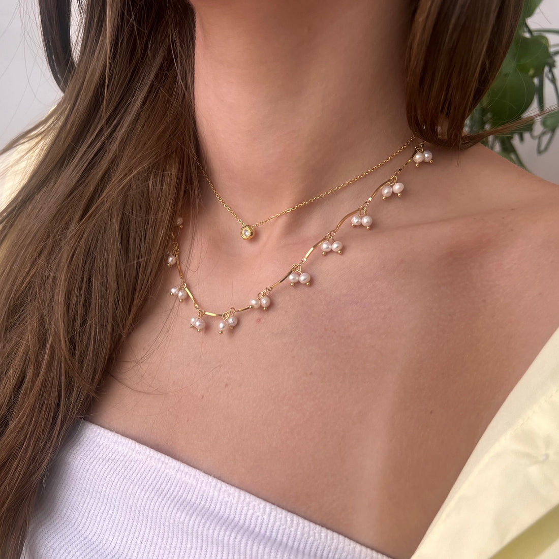 Beautiful gold necklace with pearls for her