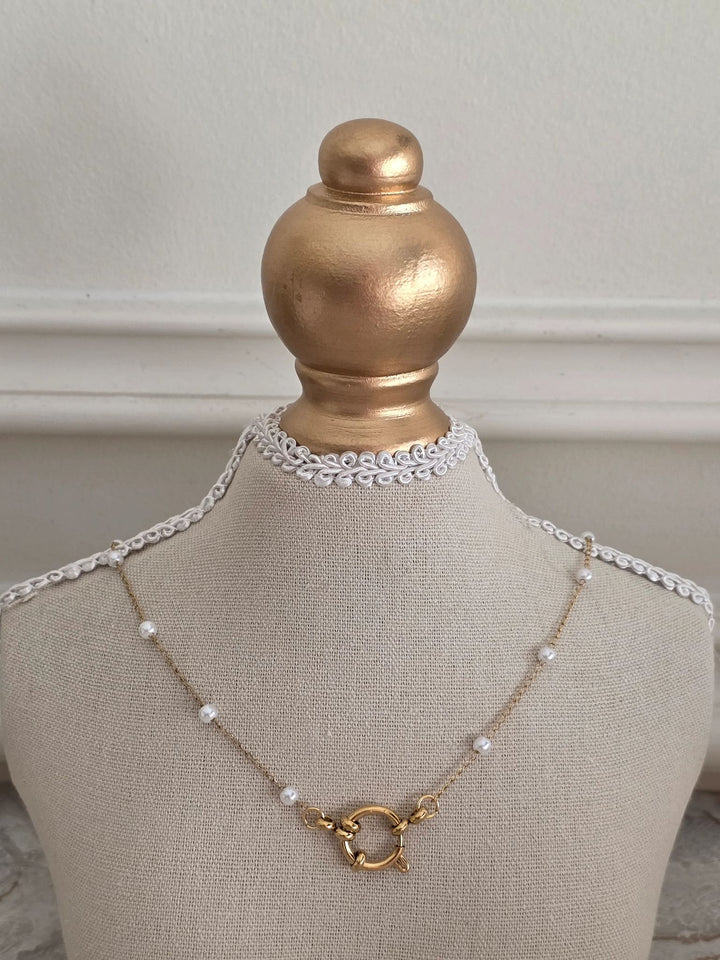 Necklace with a gold clasp and pearl for her