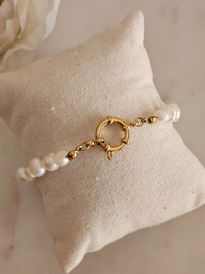 Pearl bracelet with gold clasp for her