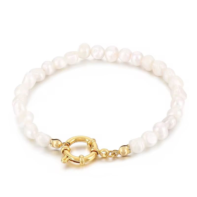 Pearl bracelet with a gold clasp for her
