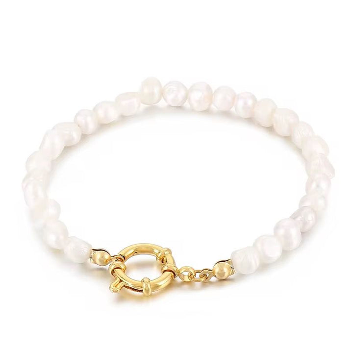 Pearl bracelet with a gold clasp for her