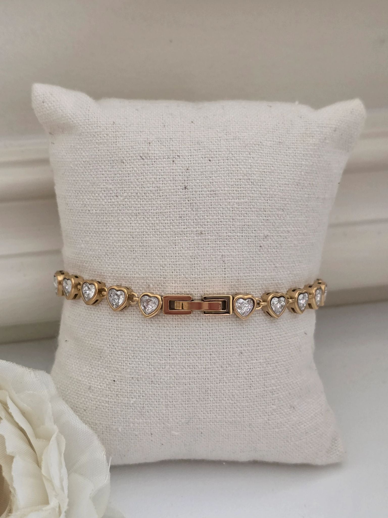 Gold elegant bracelet with heart for her