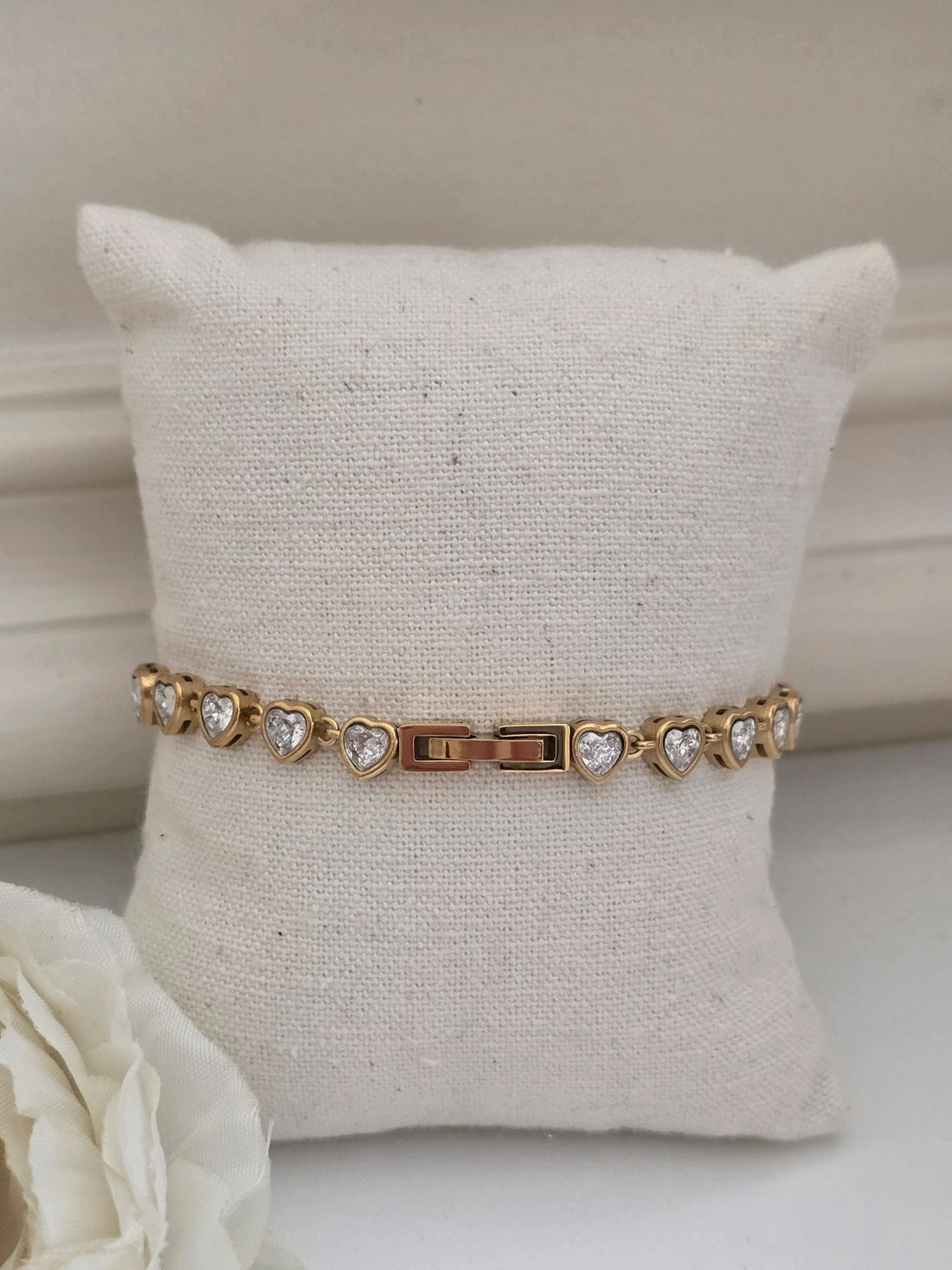 Gold elegant bracelet with heart for her
