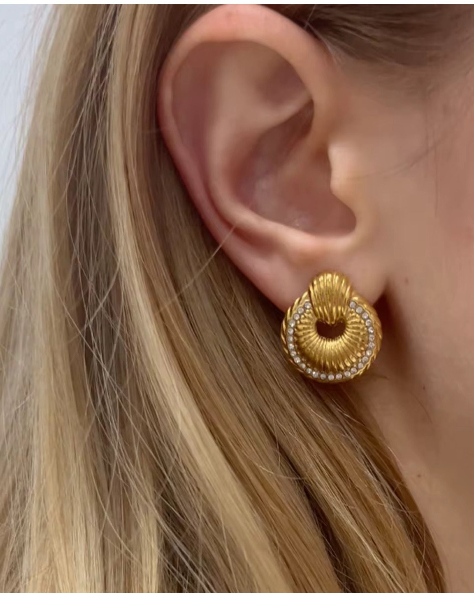 Gold earring with design for her