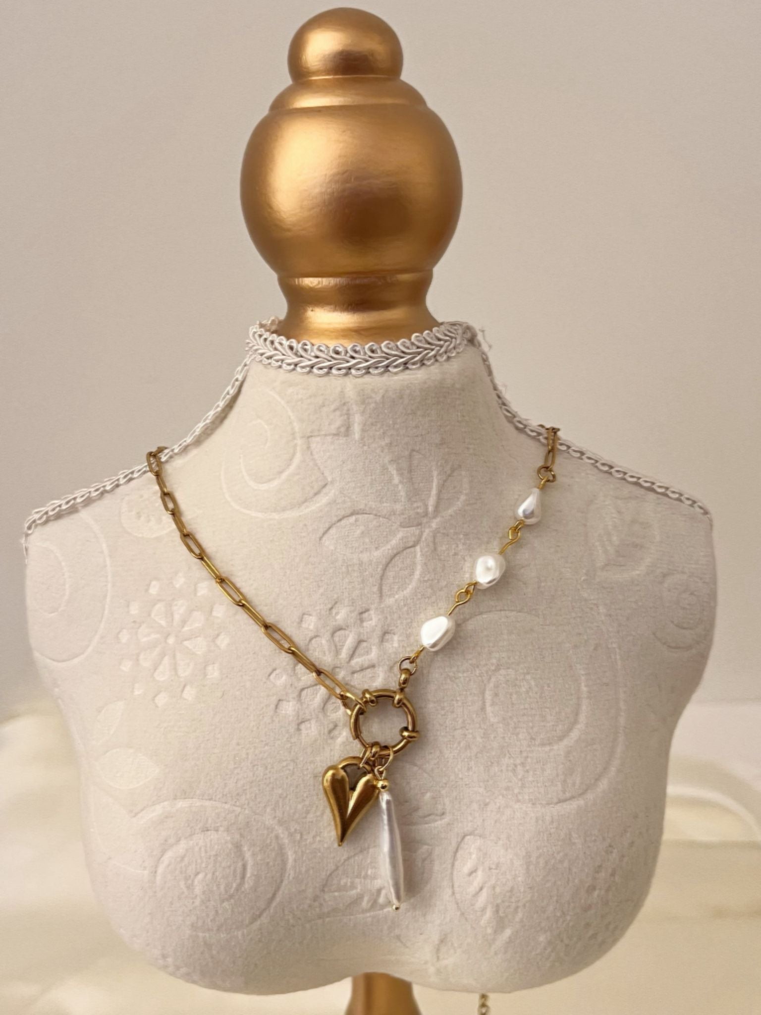 PEARL EMBRACE CLASP NECKLACE
