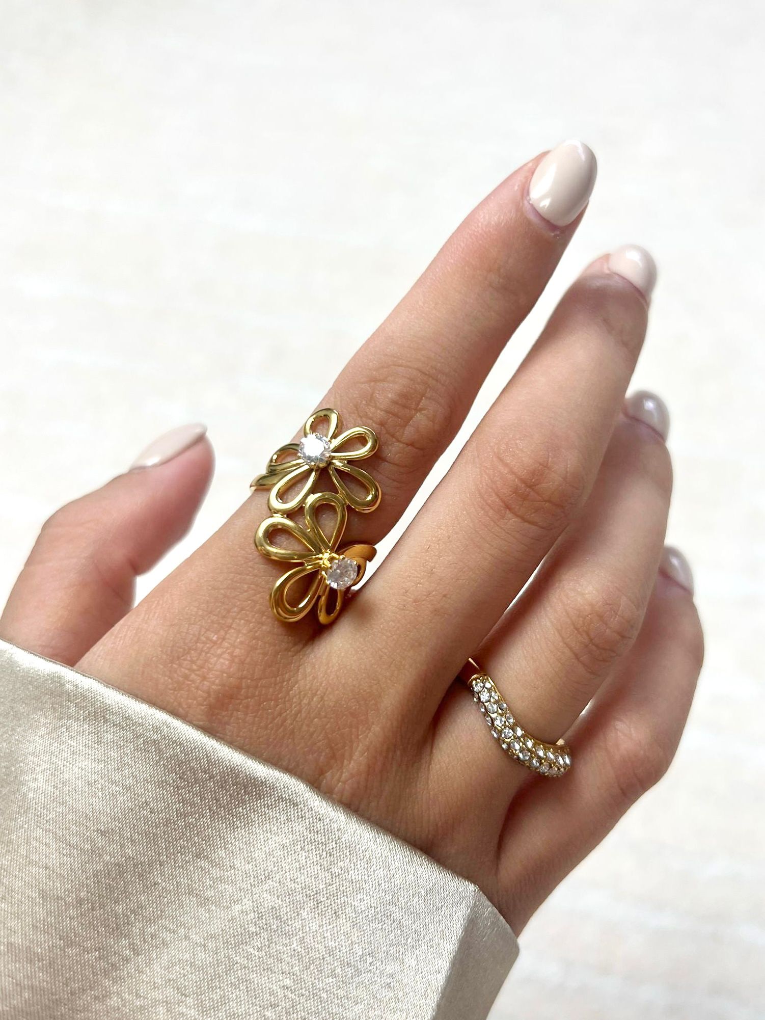 Stylish crossover gold double flower ring for her