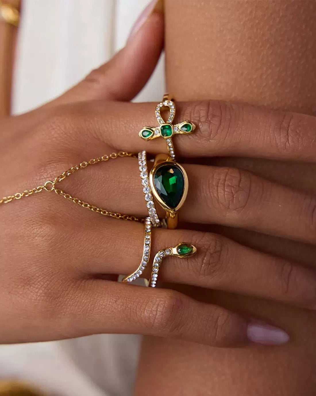 Attractive gold rings for her