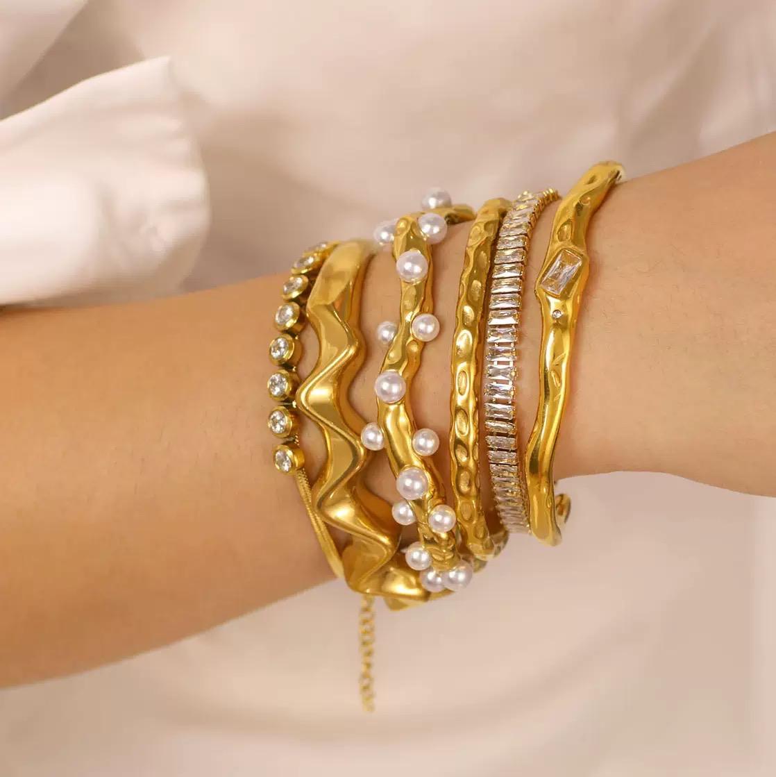 Elegant golden and pearls bracelets for her
