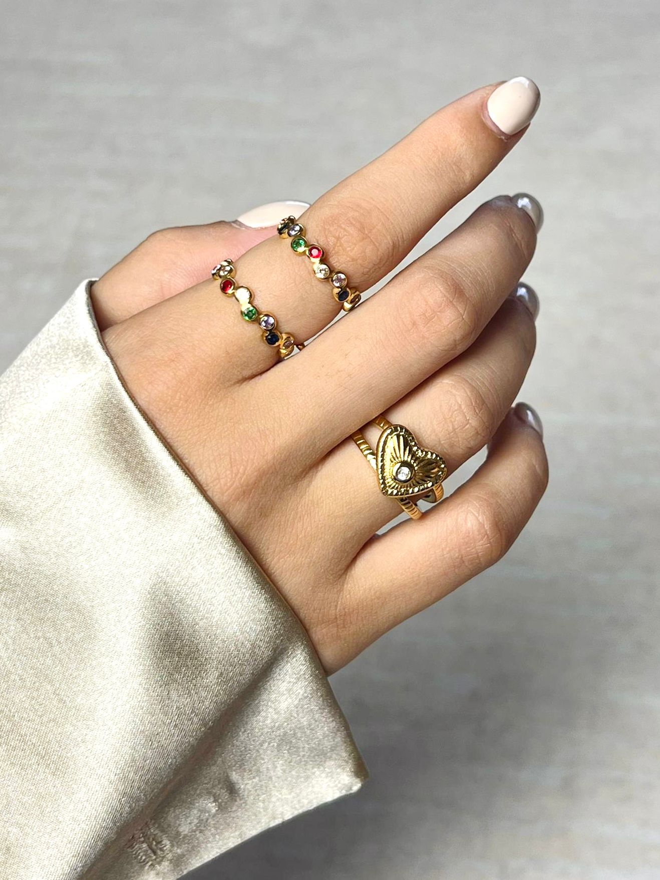 Glamorous gold ring with gemstone centerpiece heart