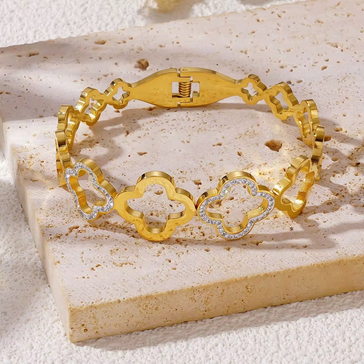 Modern zyra clover bangle for her